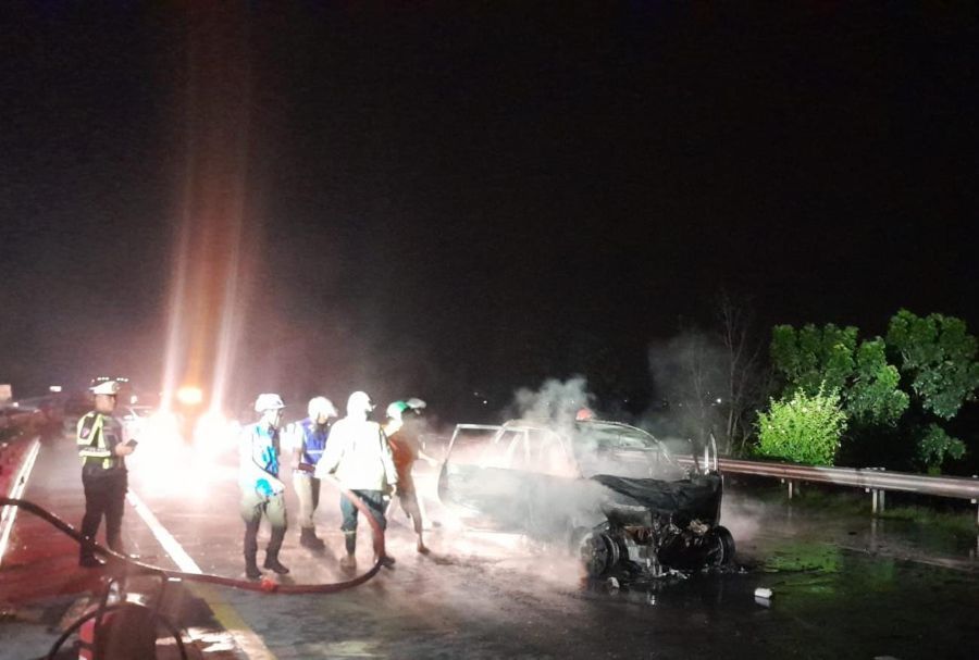 Mobil Daihatsu Xenia Terbakar di Tol Mojokerto - Jombang, 3 Penumpang Luka-luka
