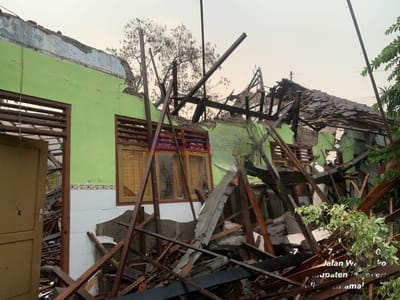 Diguyur Hujan Deras, Bangunan SDN di Ngingasrembyong Sooko Mojokerto Ambruk