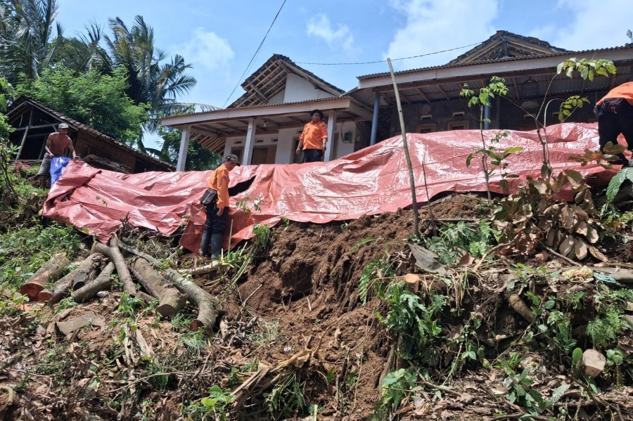BPBD Jember Turunkan Tim Atasi Longsor di Desa Klungkung, Sukorambi 