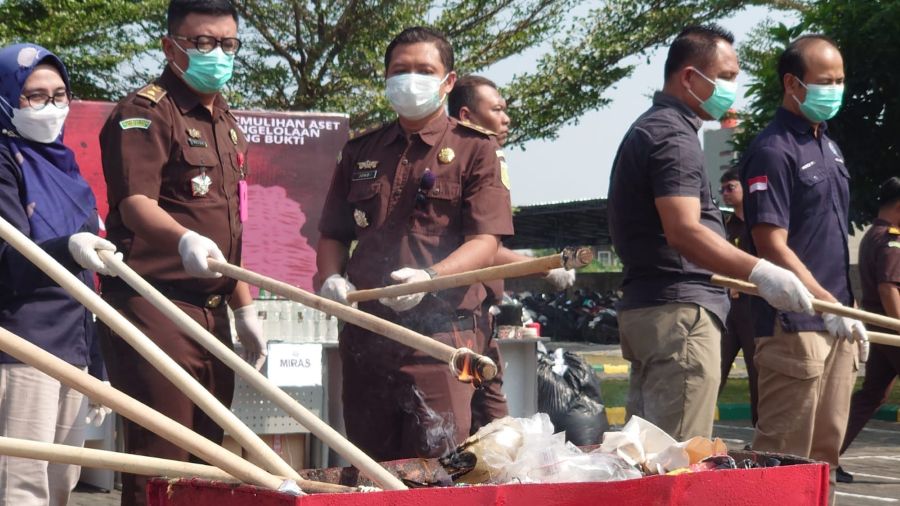 Kejari Kota Mojokerto Musnahkan Barang Bukti 160 Perkara, Termasuk Sabu dan Pil Double L