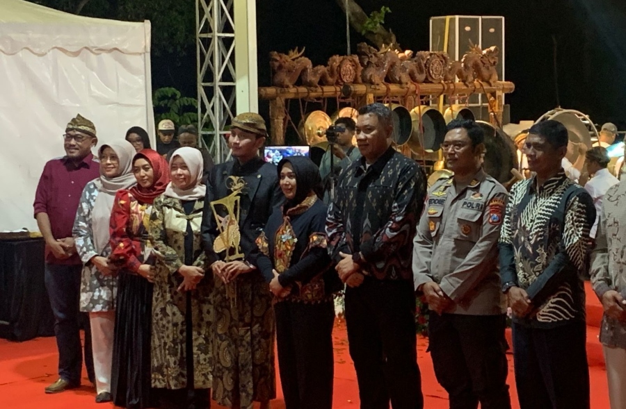 Buka Mojo Fest 2025 di Taman Bahari Majapahit dengan Wayang Kulit, Wali Kota Mojokerto Serahkan Puntadewa