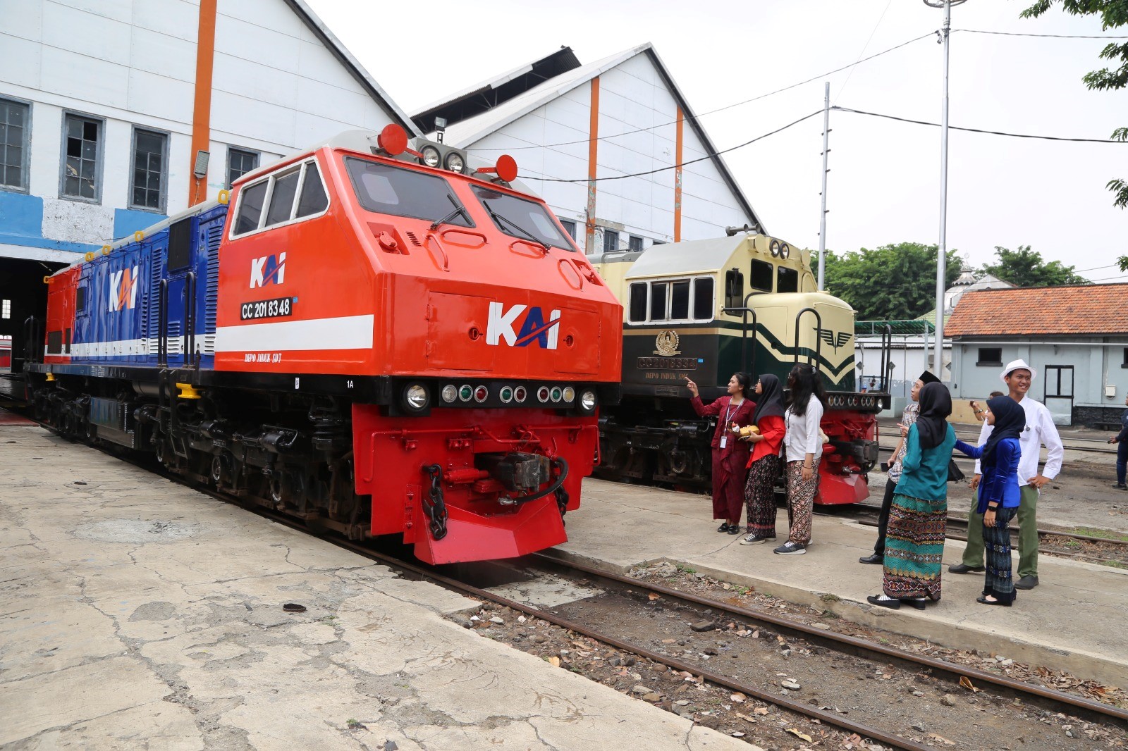 KAI Daop 8 Hadirkan Lokomotif Livery Vintage Merah dan Biru