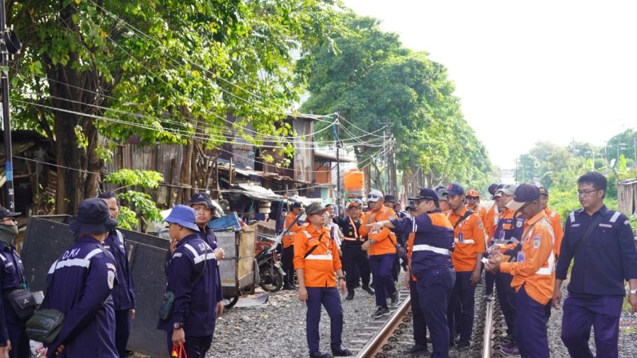 Cek Lintas Jalan Kaki, KAI Daop 8 Pastikan Jalur Wonokromo–Sepanjang Siap Dukung Double Track