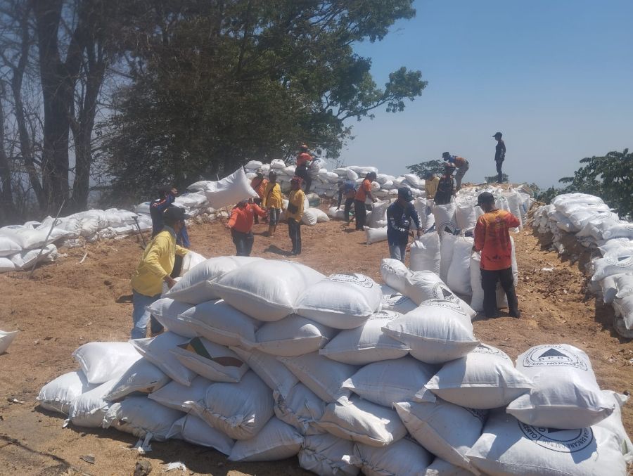 Benteng Penyelamat Tikungan Gotean Pacet Mojokerto Direvitalisasi, Ratusan Karung Sekam Diganti Baru