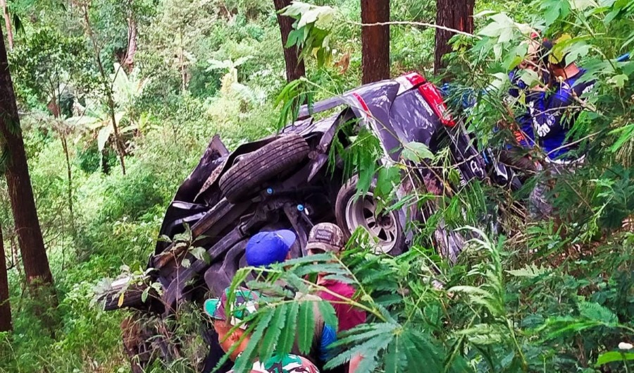 Diduga Rem Blong, Innova Reborn Terjun ke Jurang di Pacet Mojokerto, 2 Tewas 5 Luka