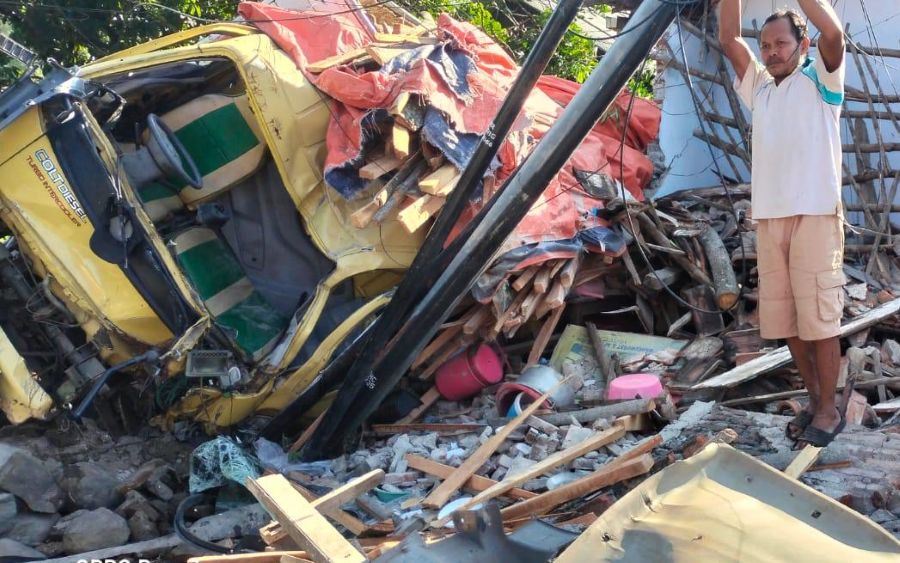 Diduga Rem Blong, Truk Muatan Kayu Tabrak Rumah dan Warung di Mojokerto