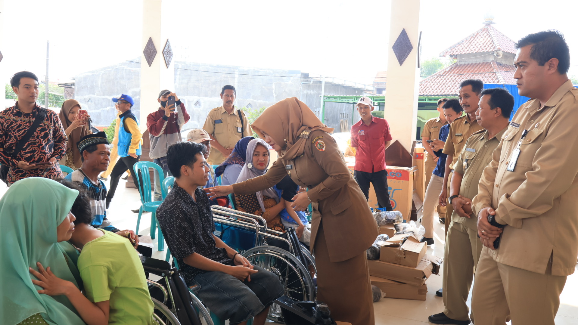 38 Peyandang Disabilitas Terima Kursi Roda dari Bupati Mojokerto