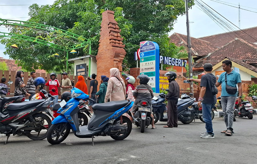 Rombongan Outing Class SMPN 7 di Pantai Drini  Dipulangkan, Wali Murid Menunggu di Sekolah