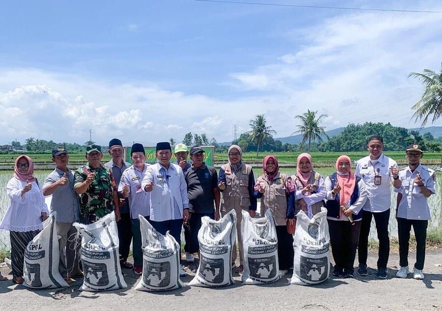 Jember Bershodaqoh Bagikan Pupuk Organik Si Jempol Gratis untuk Petani Jember