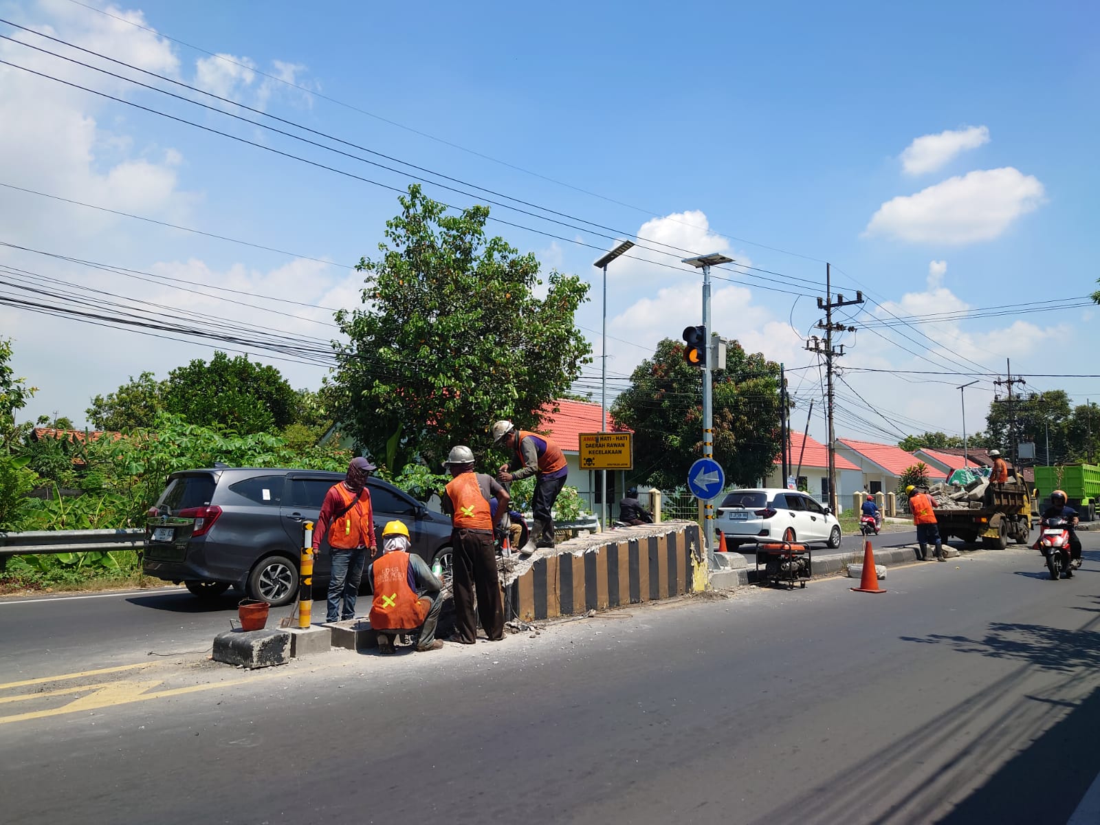 Median Jalan Depan SPN Polda Jatim Mojokerto Dibongkar, Target Rampung Dua Pekan