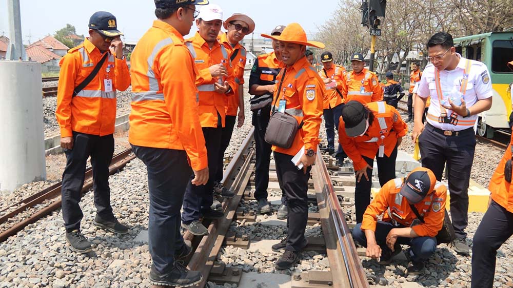 Jaga KA Tetap Beroperasi Maksimal, KAI Daop 8 Lakukan Inspeksi Lintas Rel KA Mojokerto - Surabaya Gubeng