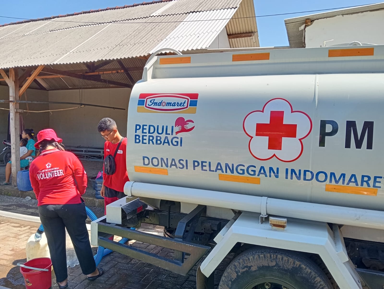 Dropping Air Bersih Bagi Warga Terdampak Banjir di Mojokerto Dihentikan