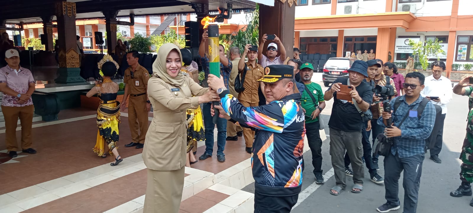 Kirab Obor Api Porprov VIII Jatim 2023 Disambut Meriah di Kabupaten Mojokerto