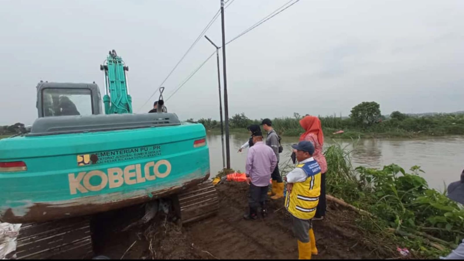 Datangkan Alat Berat Lagi, Perbaikan Tanggul Jebol di Mojokerto Dikebut