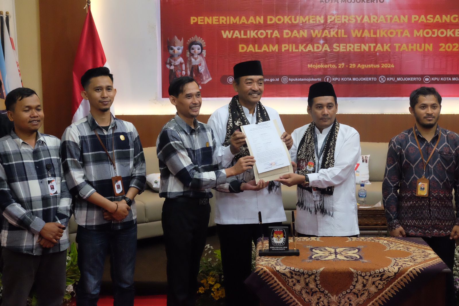 Diusung PKB, Paslon Juned - Amin Daftar ke KPU Kota Mojokerto Diiringi Hadrah dan Drumband