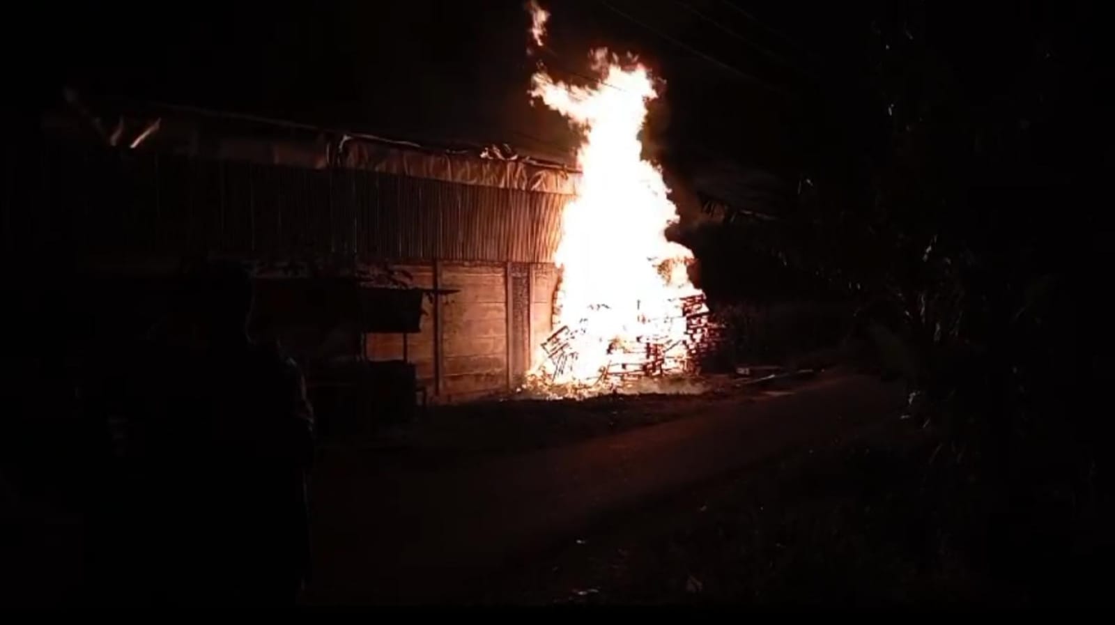 Sebuah Tempat Usaha di Pungging Mojokerto Terbakar, Tiga Unit PMK Diterjunkan