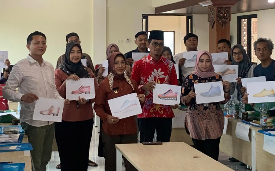 15 Pelaku UKM Balikpapan Belajar Membuat Sandal Hotel di Sentra IKM Batik Kota Mojokerto