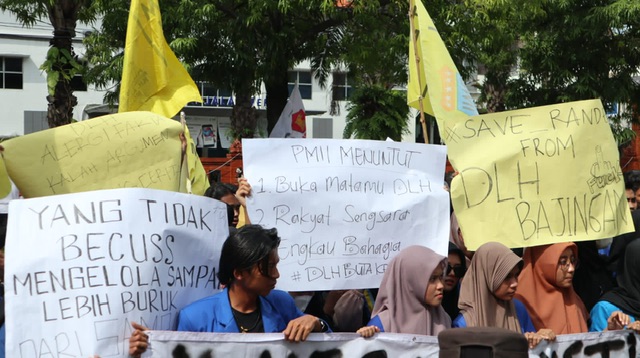 Puluhan Mahasiwa PMII Gruduk Kantor DLH Kota Mojokerto. Kecam Pengelolaan TPA Randegan yang Tak Maksimal