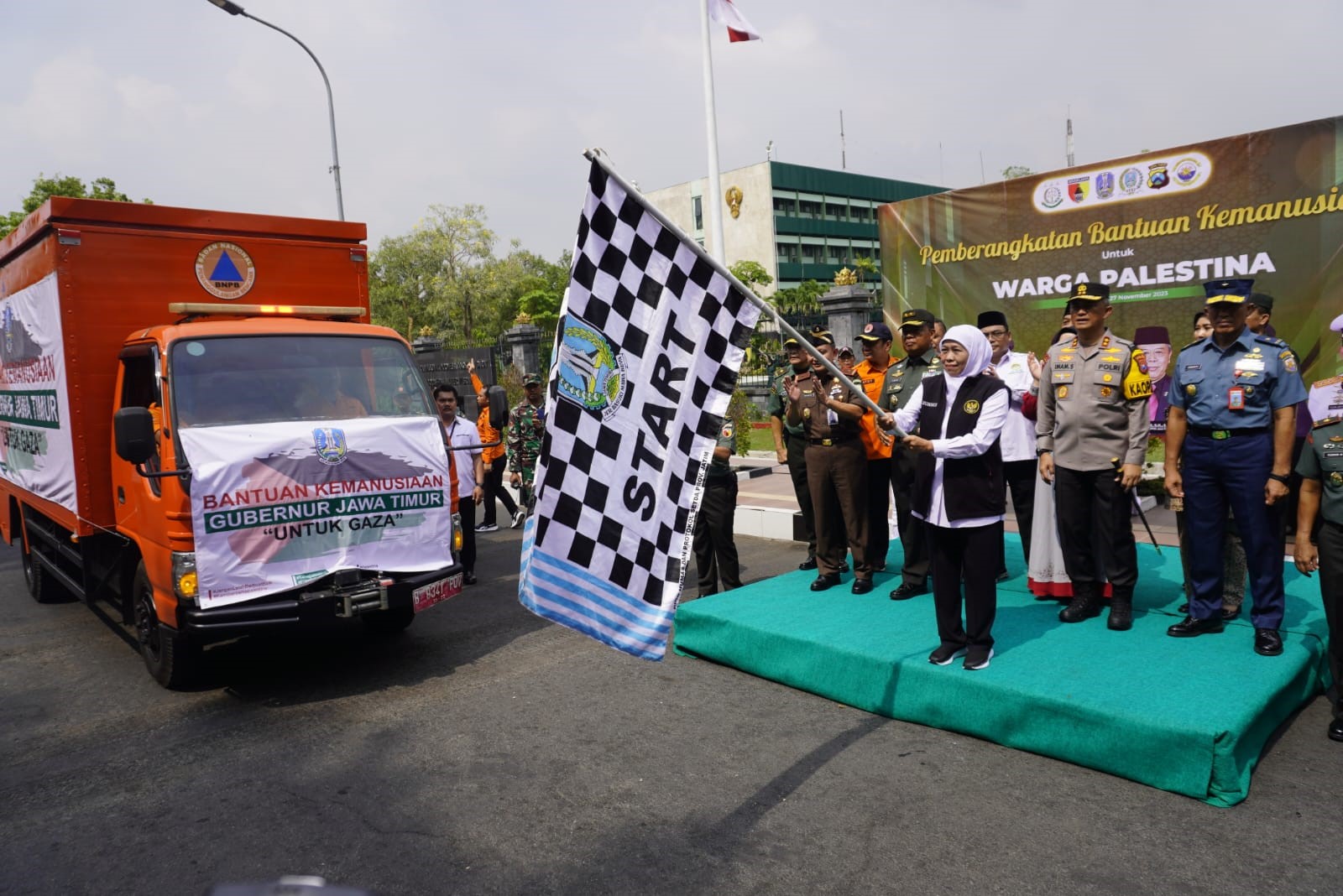 Gubernur Jatim Khofifah Berangkatkan 81 Truk Bantuan untuk Palestina