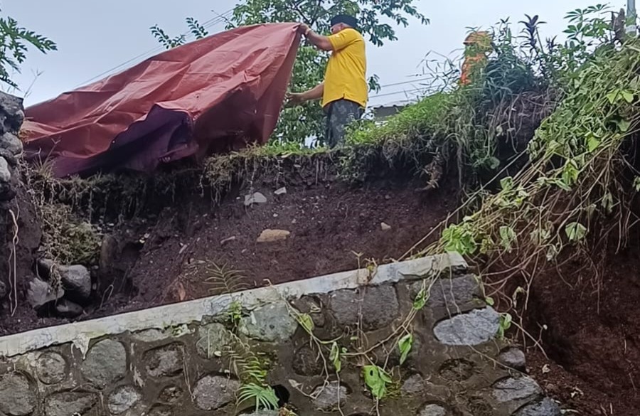 Plengsengan Jalan Ambrol, 2 Rumah Warga di Sumberbaru, Jember, Terancam Longsor Susulan
