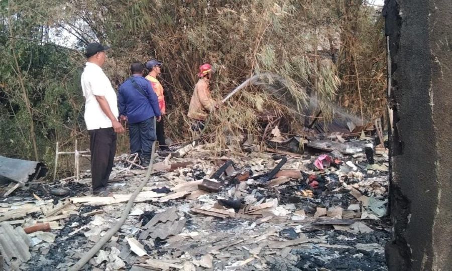 Rumah Semi Permanen di Mojokerto Ludes Dilalap Si Jago Merah