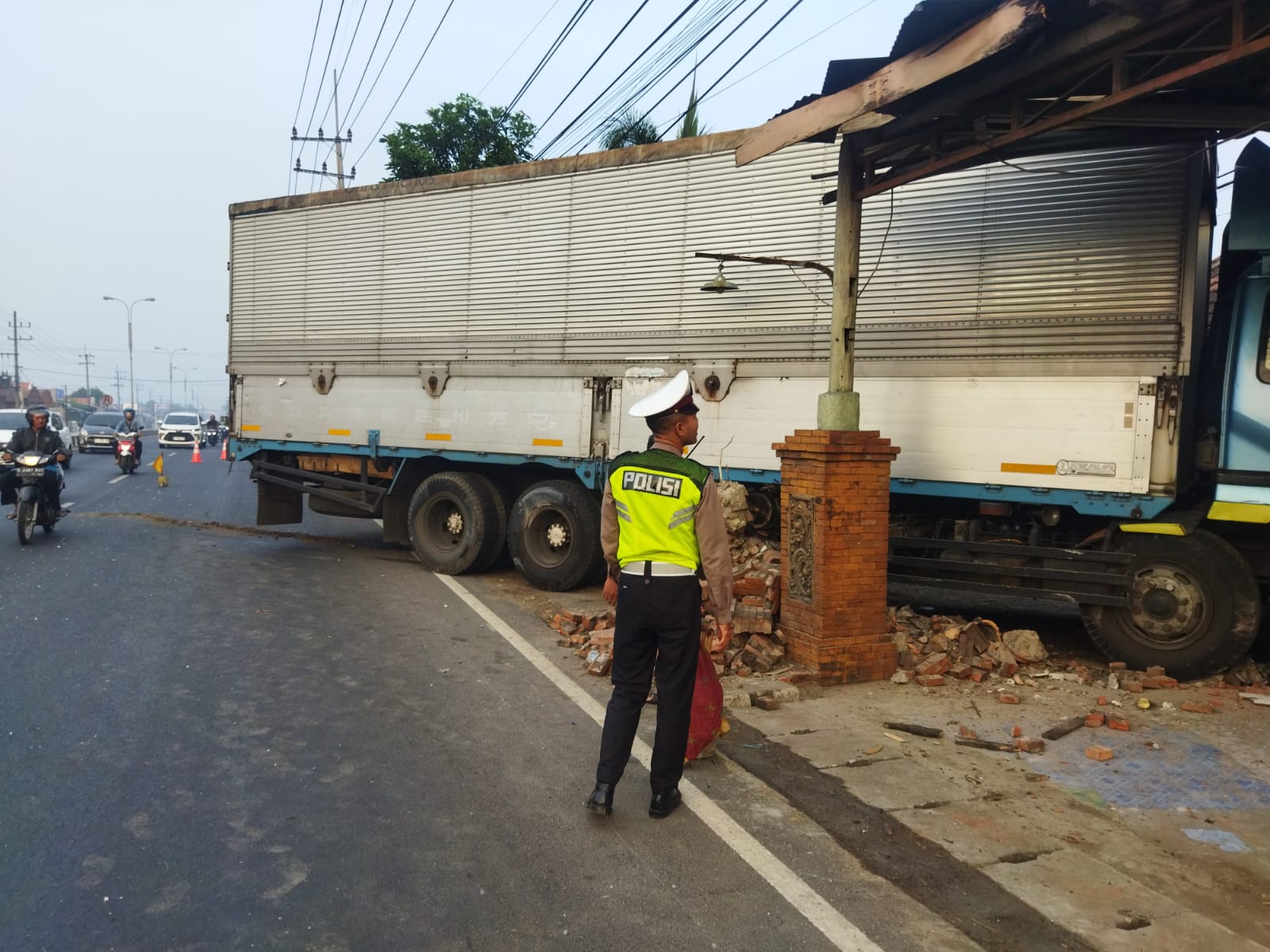 Alami Selip, Truk Wing Box Tabrak Pagar Rumah Warga di Trowulan Mojokerto