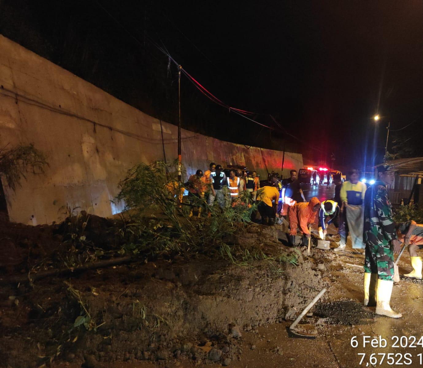 Akibat Hujan Lebat, Tanah Longsor Tutup Jalan Penghubung Pacet-Trawas di Mojokerto