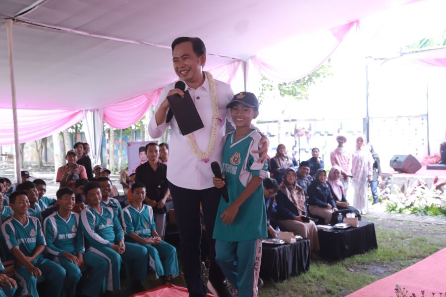 Kunjungi SMPN 1 Kencong Bupati Fawait Edukasi Budaya Literasi dan Kesehatan Reproduksi 
