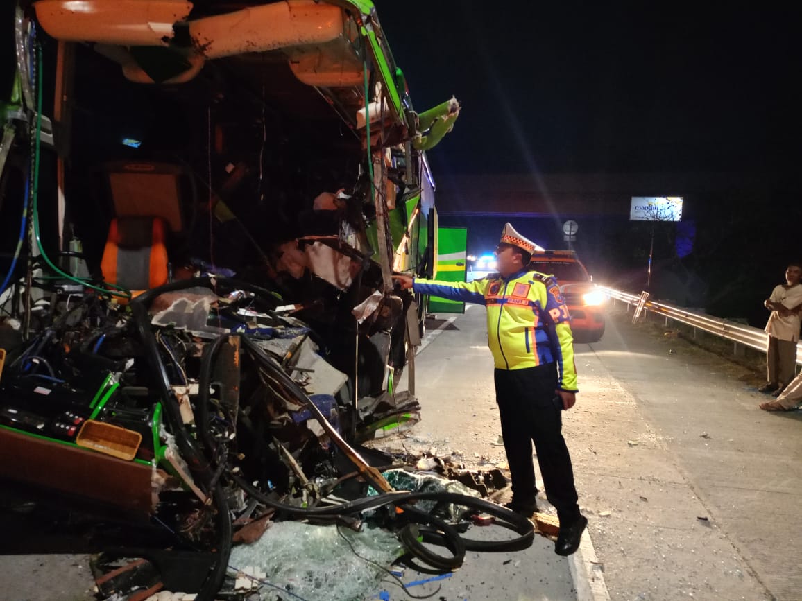 Bus Rombongan SMP PGRI Wonosari Malang Kecelakaan di Tol Jombang - Mojokerto, 2 Tewas 15 Luka - luka