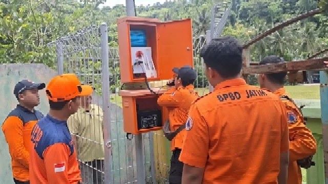 Hadapi Cuaca yang Masih Ekstrem, BPBD Jatim Cek 71 Peralatan Early Warning System (EWS)
