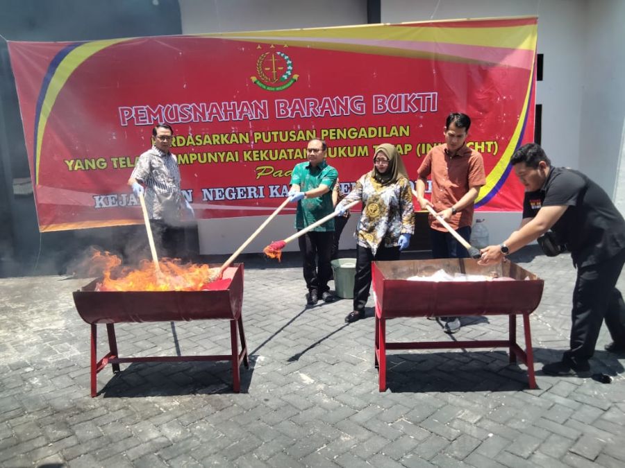 Kejari Kabupaten Mojokerto Musnahkan Barang Bukti Perkara Narkotika Sabu Hingga Pil Double L
