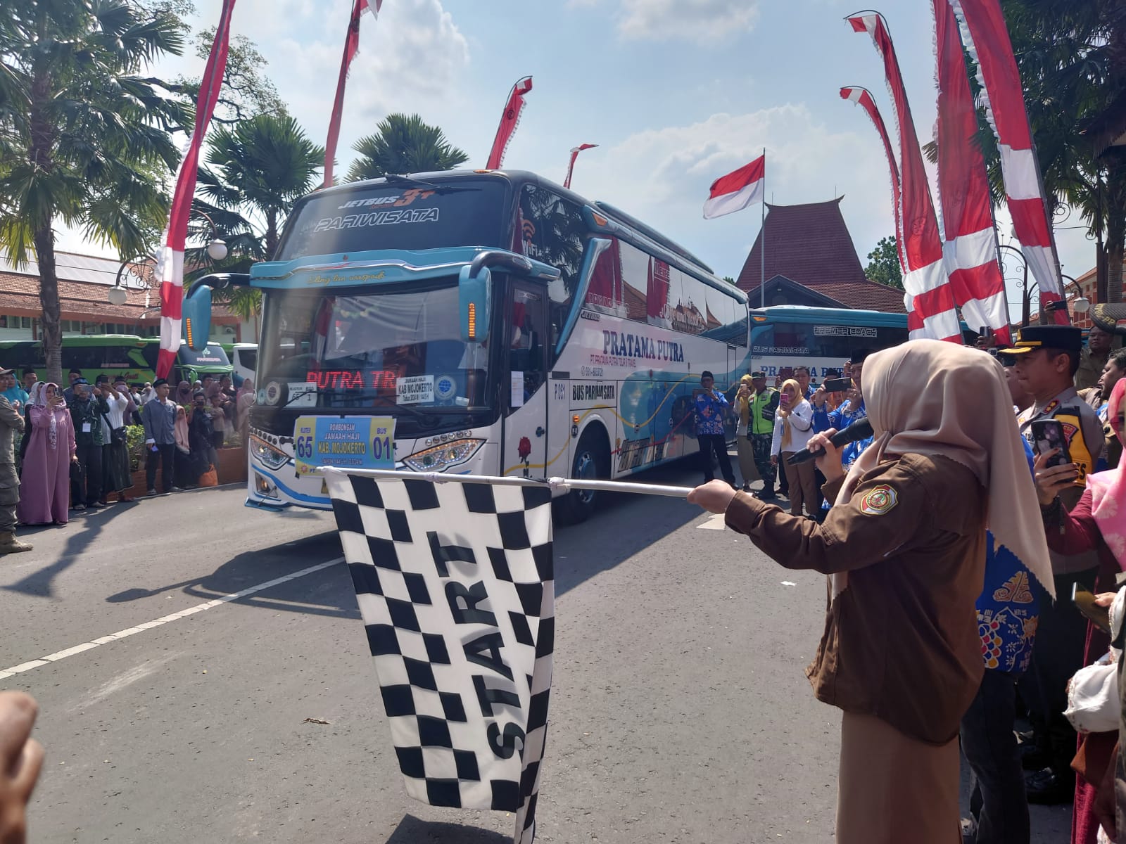 1.117 Jemaah Calon Haji Kabupaten Mojokerto Resmi  diberangkatkan