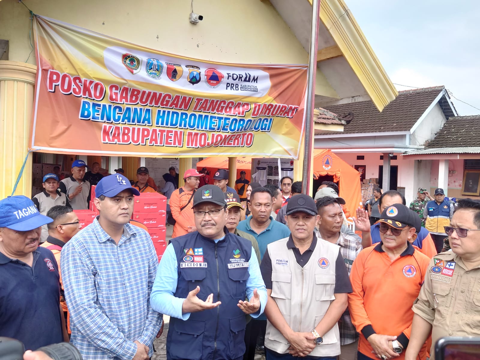 Mensos RI Gus Ipul Tinjau Korban Banjir di Mojokerto, Salurkan Bantuan 