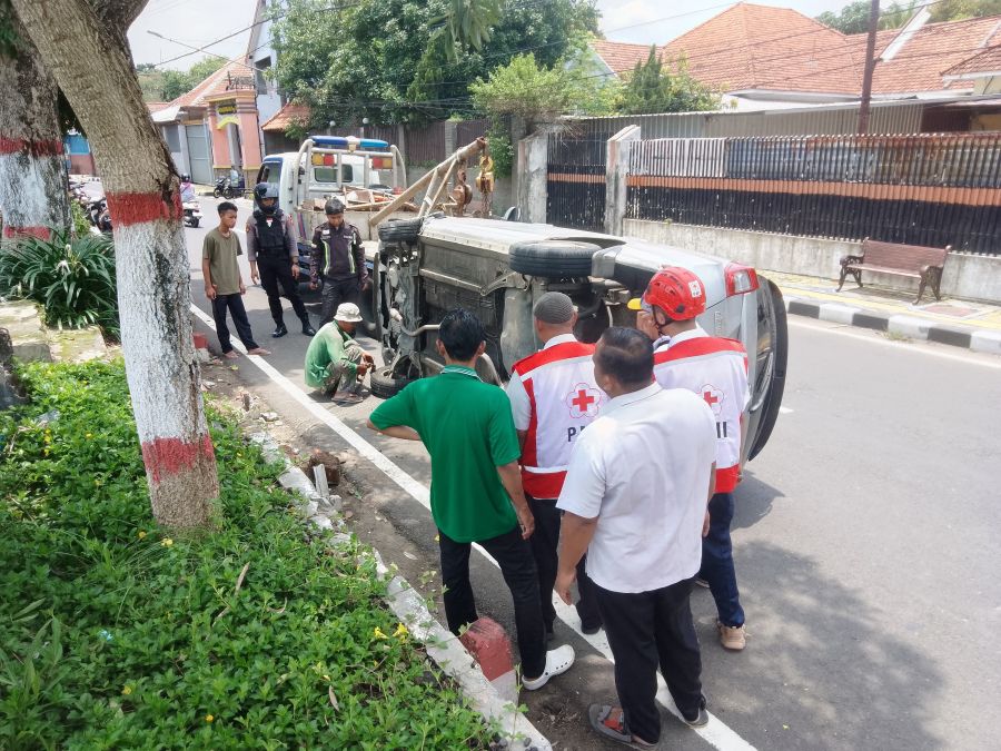 Alami Pecah Ban Depan, Mobil Terguling di Jalan Hayam Wuruk Kota Mojokerto