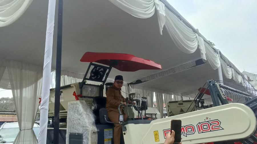 Bukan Bantuan Biasa, Petani Mojokerto Dapat Combine Harvester hingga Traktor Rp1,7 Miliar