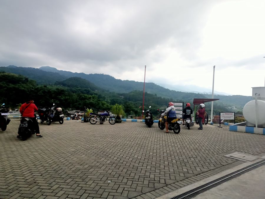 View Cantik, Saat Mengisi BBM di SPBU Pacet Viral di Medsos