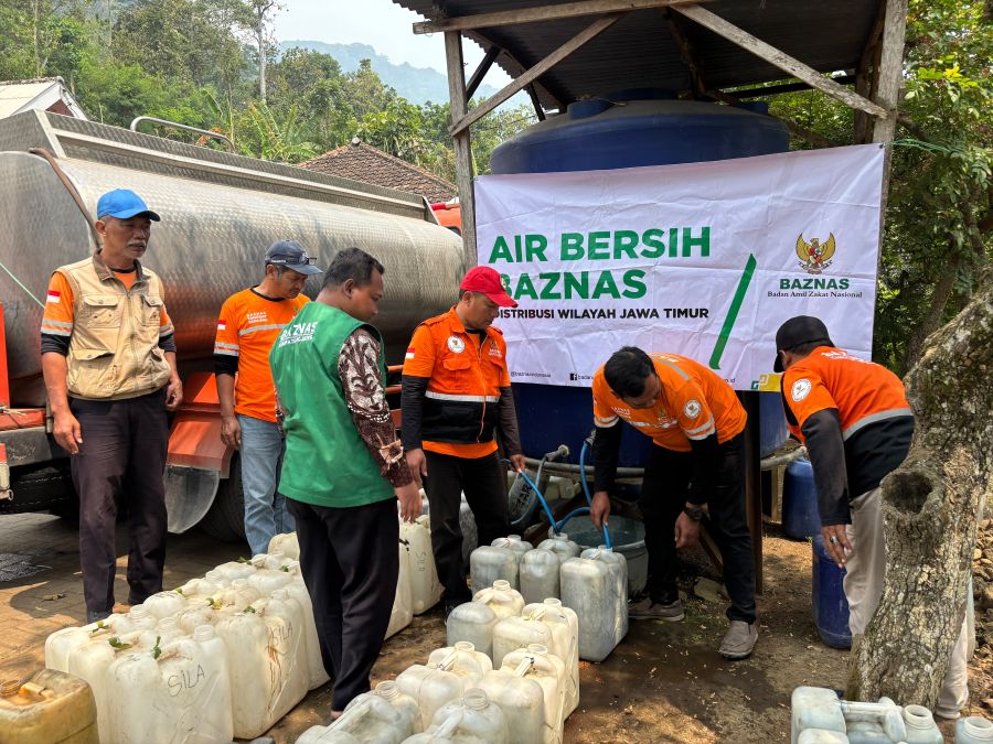 Terdampak Kekeringan, Baznas Kabupaten Mojokerto Salurkan 15.000 Liter Air Bersih bagi Warga Kunjorowesi