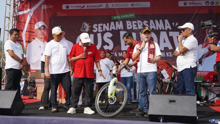 Bupati Mojokerto Bagi 1000  Bendera Merah Putih Peringati HUT ke 80 Kemerdekaan RI