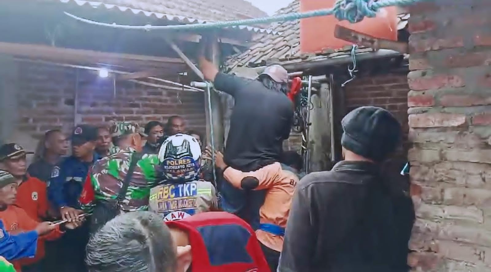 Satu dari Dua Orang  yang Terjebak di Dasar Sumur Meninggal Dunia di Mojokerto 