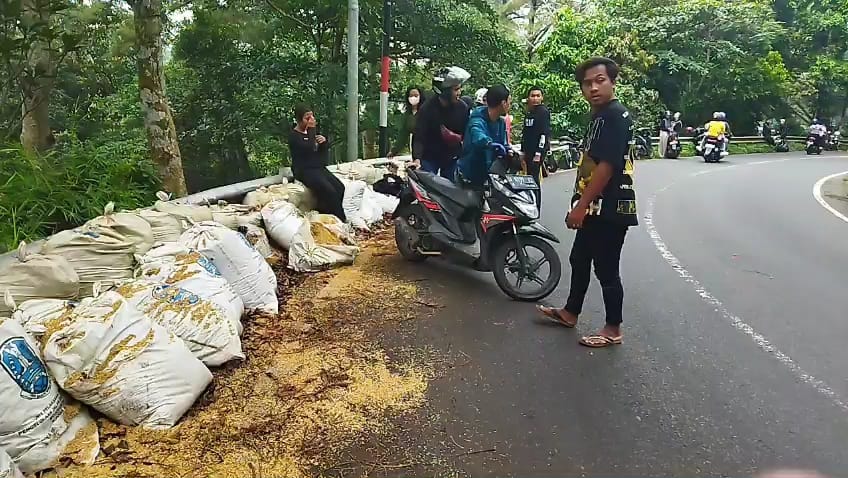 Dua Wisatawan Asal Sidoarjo Alami Rem Blong di Jalur Wisata Pacet Mojokerto