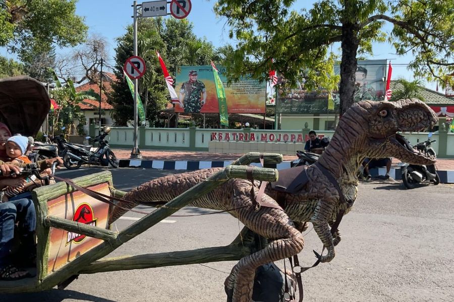 Dino Dokar, Mengendarai Dinosaurus di Alun-Alun Kota Mojokerto
