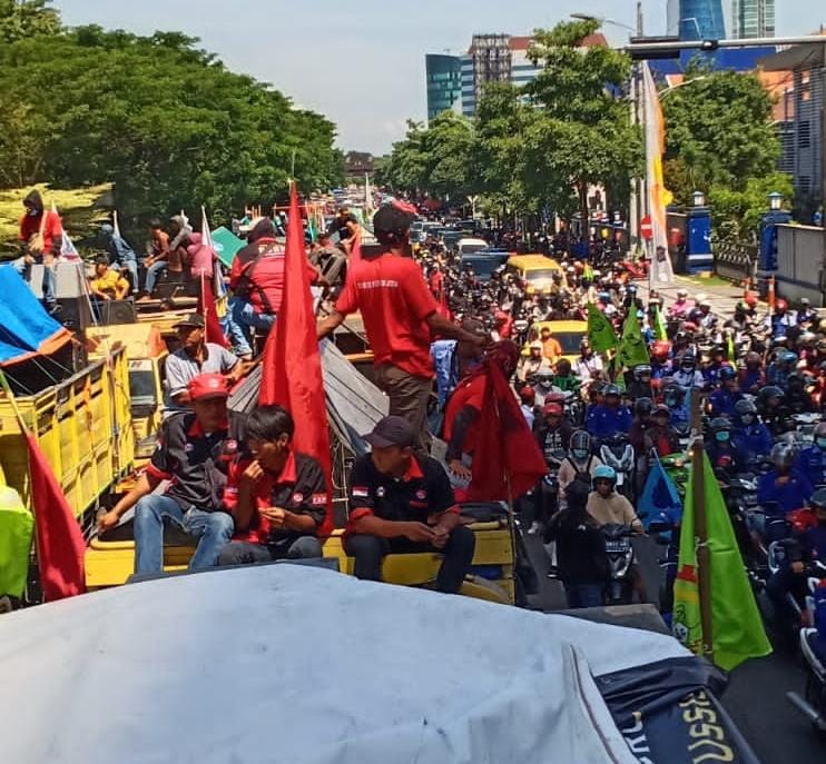 Ratusan Buruh Mojokerto Ikuti Aksi May Day di Surabaya