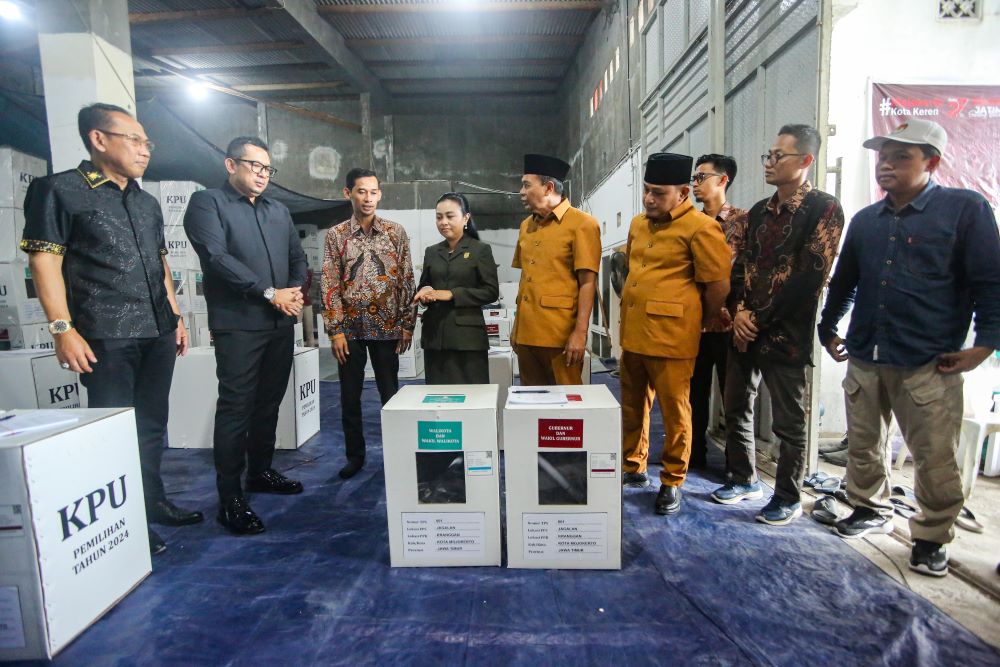 PJ Wali Kota dan Jajaran Pimpinan DPRD Kota Mojokerto Tinjau Logistik Pilkada 2024