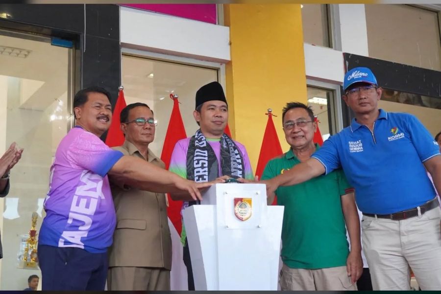 Bupati Jember Serahkan Bonus kepada Atlet Berprestasi Porprov 2025