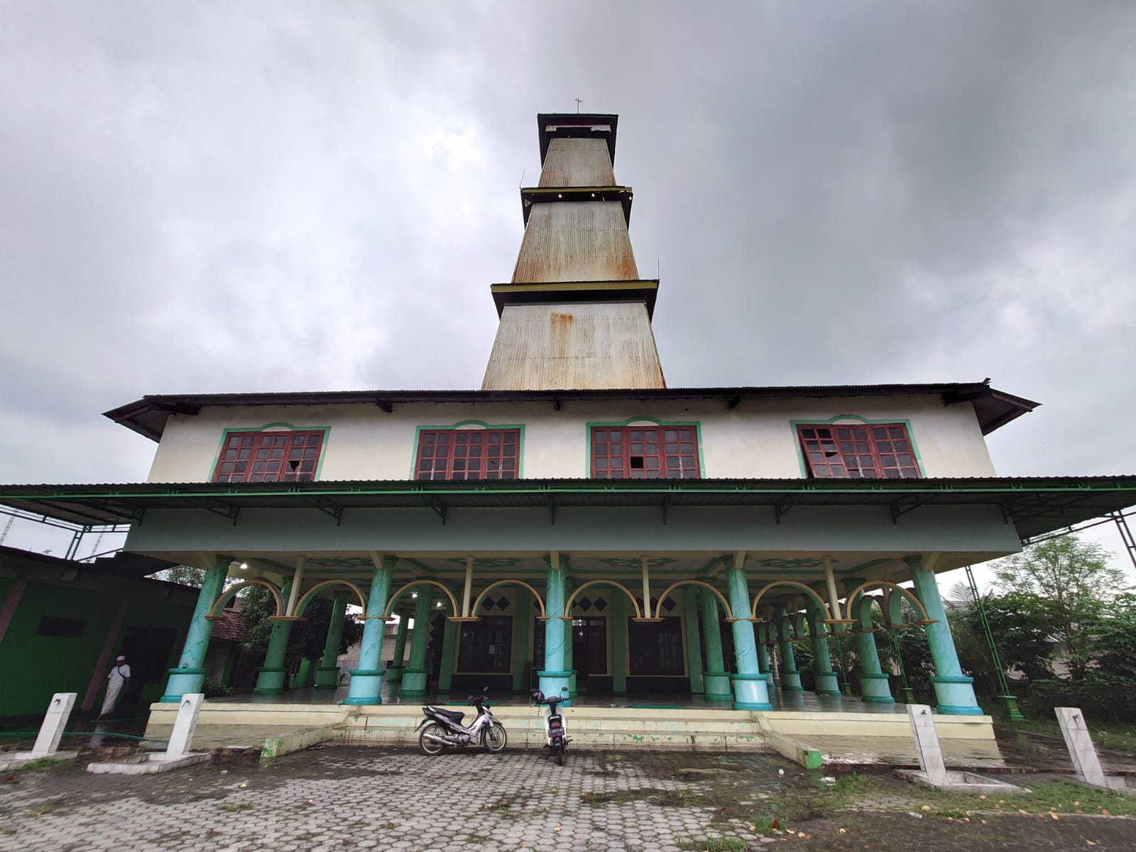 Masjid Jami Ki Buyut Lankay Mojokerto, Keunikan Menara Tunggal di Tengah Masjid