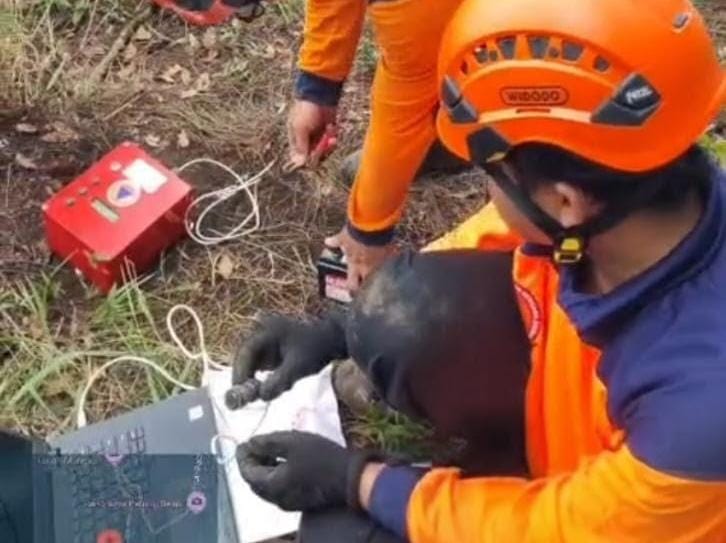 Tim Gabungan Gunakan Alat Microtremor untuk Ukur Kerentanan Tanah di Lokasi Longsor Pacet Mojokerto