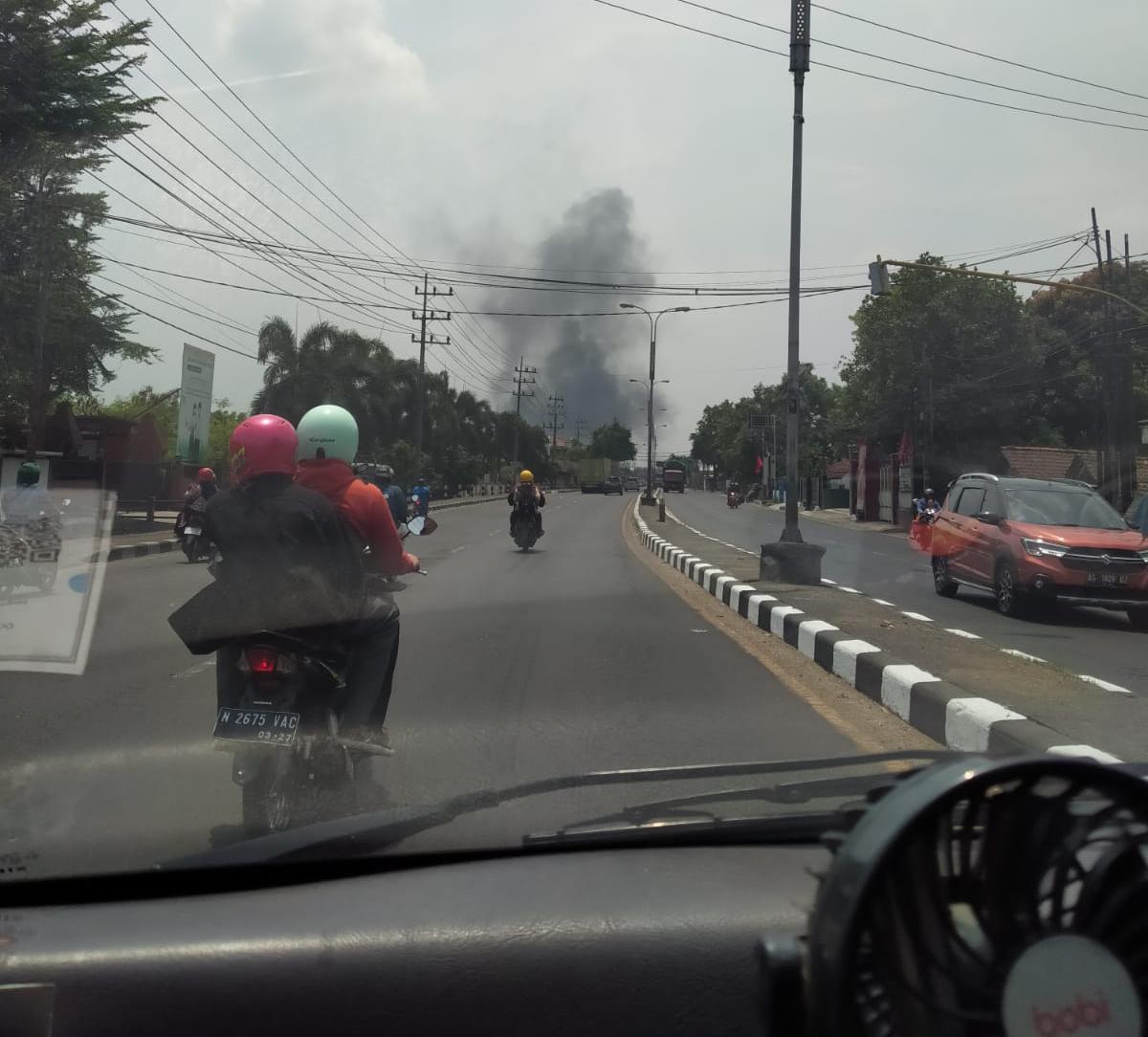 Lahan Bambu dan Limbah Rongsokan di Sooko Mojokerto Terbakar