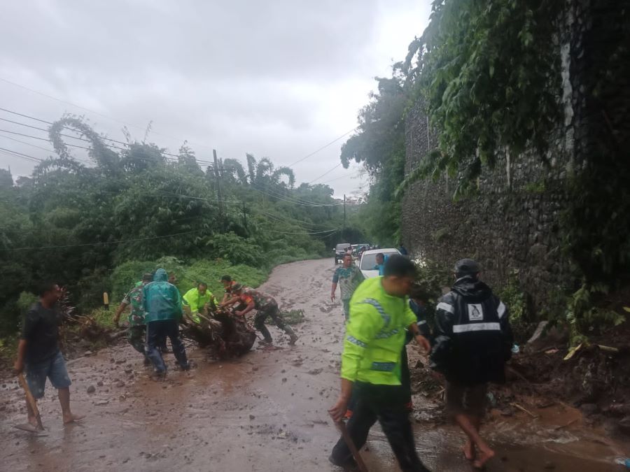 Hujan Deras Sebabkan Tebing Longsor di Pacet Mojokerto, Arus Lalu Lintas Sempat Terganggu