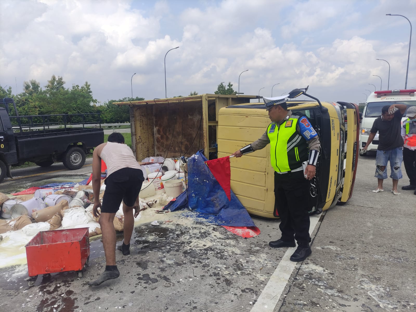 Truk Muat Cat Terguling di Tol Jombang - Mojokerto, Sopir dan Penumpang Selamat