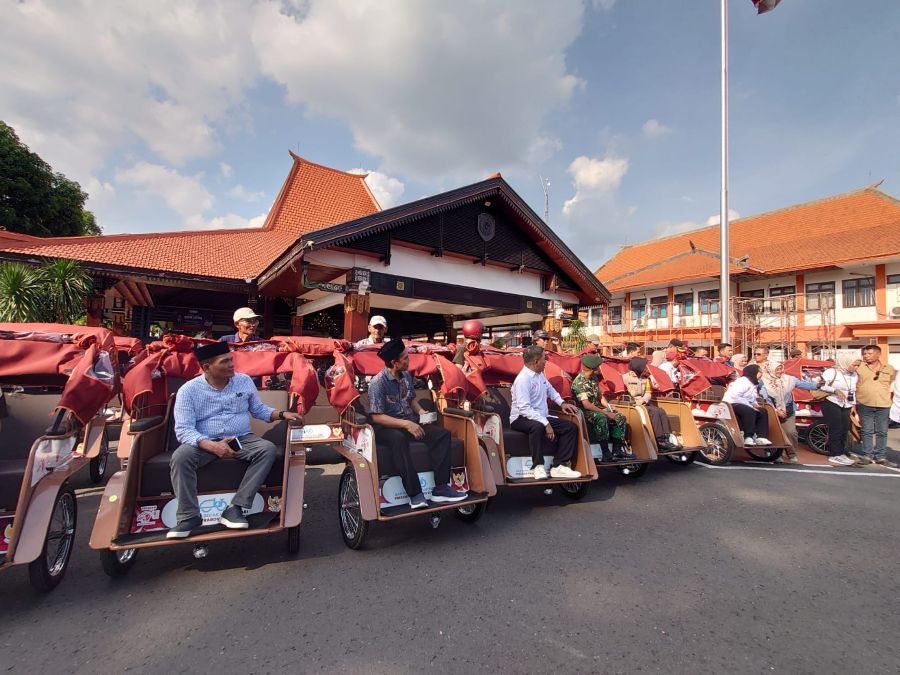 Presiden Prabowo Bantu 100 Becak Listrik untuk Pembecak Lansia di Mojokerto